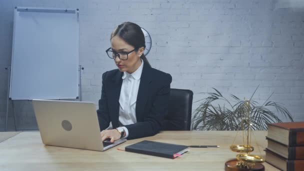 Versicherungsvertreter Arbeitet Büro Mit Laptop Und Notebook — Stockvideo