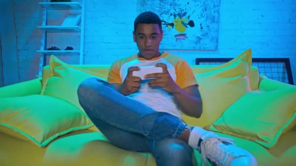 Африканський Американець Грає Вдома Смартфоні — стокове відео