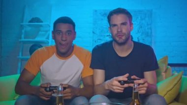 KYIV, UKRAINE - 20 Ekim 2020: Biranın yanında oynayan çok ırklı arkadaşlar 