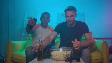 KYIV, UKRAINE - 20 Ekim 2020: Bira ve abur cubur yakınında oynayan çok ırklı arkadaşlar