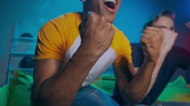 Heyecanlı çok ırklı futbol taraftarları birayla şıngırdıyor 