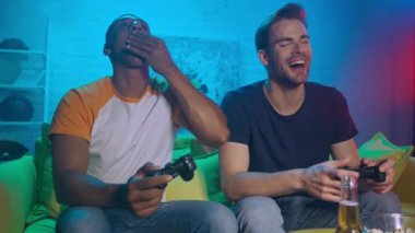 KYIV, UKRAINE - 20 Ekim 2020: Memlekette video oyunu oynayan çok ırklı arkadaşlar