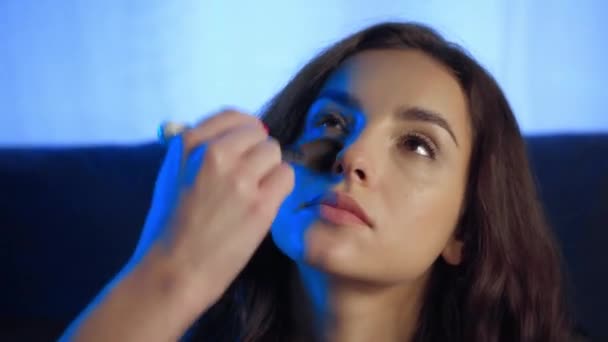Maquillaje Artista Polvo Cara Modelo Morena Con Cepillo Cosmético — Vídeos de Stock