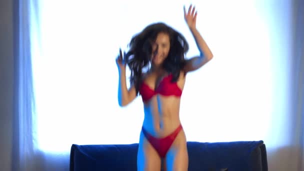 Donna Allegra Lingerie Rossa Saltando Sul Letto Mostrando Venire Gesto — Video Stock