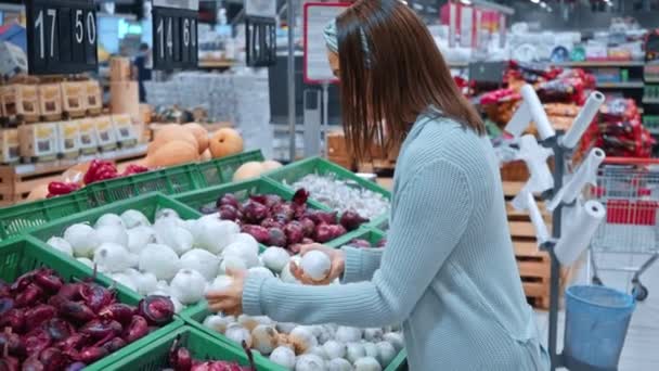 Vrolijke Vrouw Jongleren Met Uien Supermarkt — Stockvideo