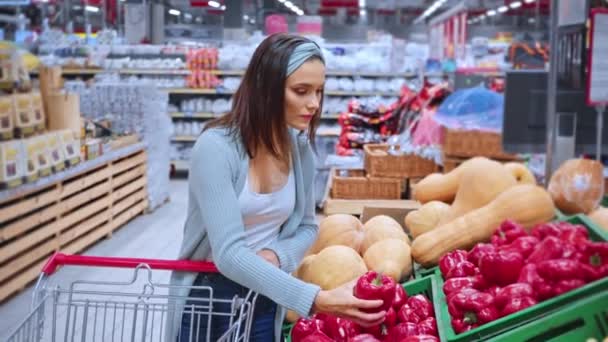Gelukkig Vrouw Ruiken Bel Peper Supermarkt — Stockvideo