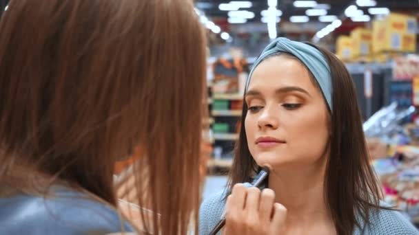 Maquillador Aplicando Maquillaje Modelo Supermercado — Vídeos de Stock