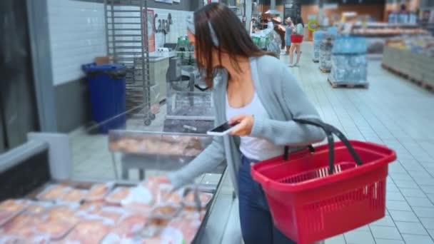 Femme Scanner Conteneur Avec Poitrine Poulet Cru Supermarché — Video