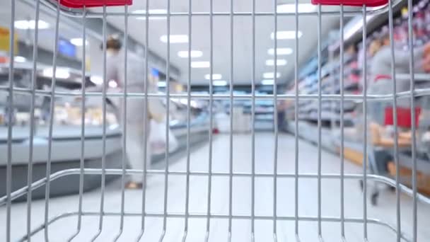 Moderner Supermarkt Durch Metallischen Einkaufswagen — Stockvideo
