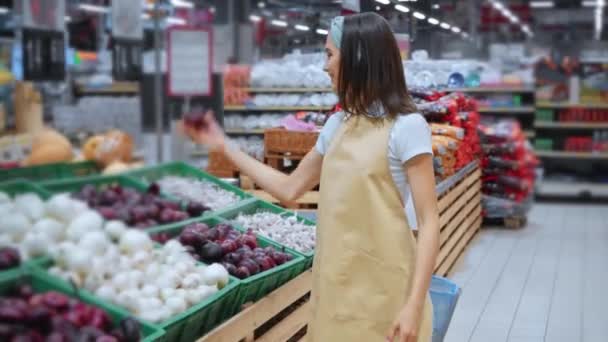 Vrolijk Merchandiser Houden Wandelen Supermarkt — Stockvideo