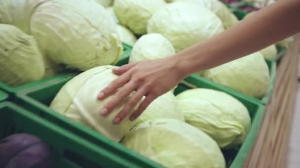Обрезанный Вид Женщины Трогающей Овощи Супермаркете — стоковое видео