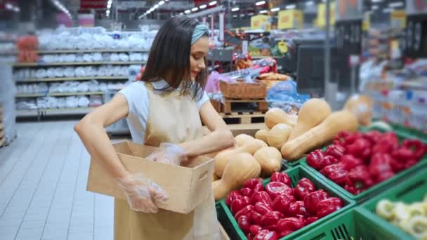 Merchandiser Alegre Coletando Legumes Caixa Enquanto Caminhava Supermercado — Vídeo de Stock