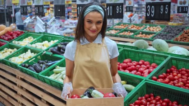 Glada Merchandiser Innehav Box Med Grönsaker Snabbköpet — Stockvideo