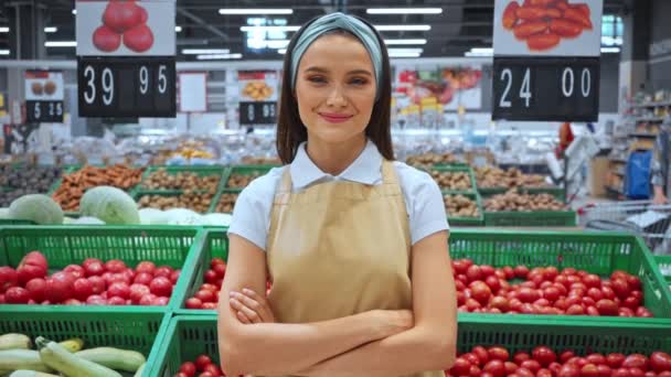 Merchandiser Staan Met Gekruiste Armen Buurt Van Groenten Wazige Achtergrond — Stockvideo