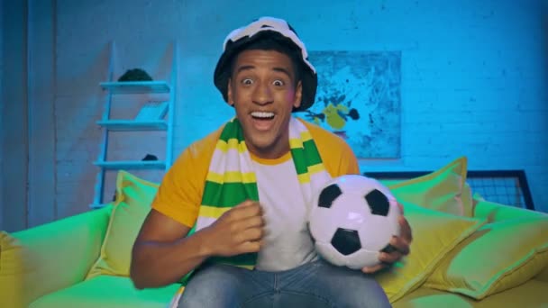 Heureux Fan Football Afro Américain Montrant Oui Geste Clip Vidéo