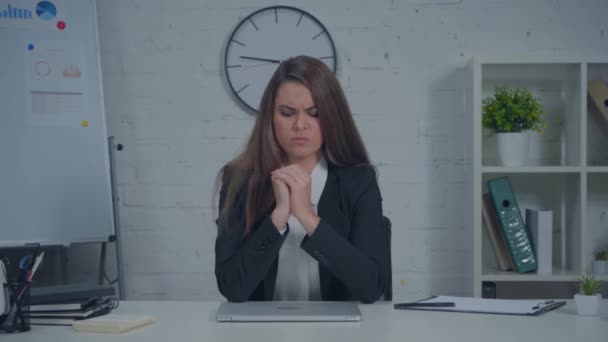 Unzufriedene Geschäftsfrau Schaltet Laptop Aus Und Bläst Wangen Büro — Stockvideo