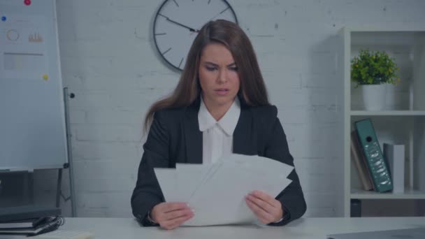 Misfornøyd Forretningskvinne Som Ser Dokumenter Embetet – stockvideo