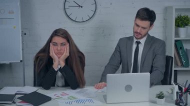 Keyifsiz iş adamının üzgün meslektaşıyla el kol hareketi yapması ve konuşması 