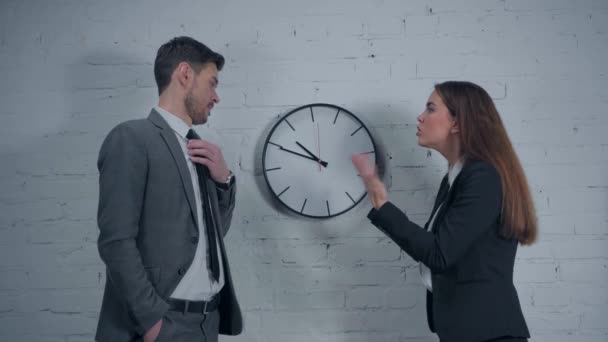 Bizneswoman Biznesmen Kłócąc Się Pobliżu Zegara Ściennego Biurze — Wideo stockowe