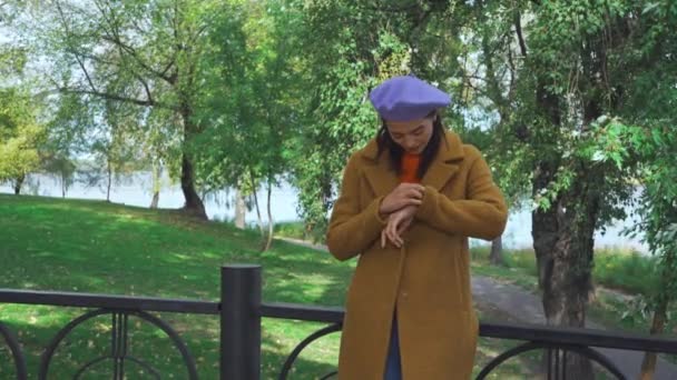 Kobieta Jesiennym Stroju Czeka Moście Parku Patrzy Zegarek — Wideo stockowe