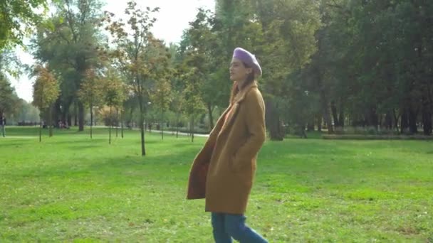 Jeune Femme Béret Manteau Marchant Avec Les Mains Dans Les Séquence Vidéo Libre De Droits