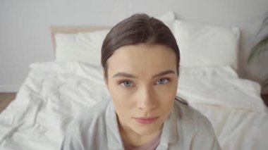 Kameraya bakan üzgün kadının yüksek açılı görüntüsü