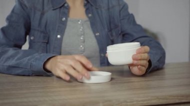 Kadının ellerine kozmetik krem sürdüğü görüntüler.