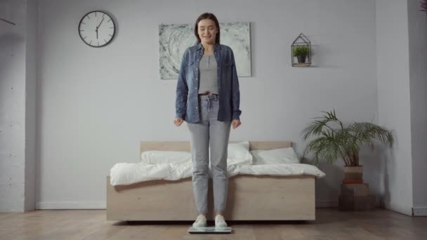 Esmer Kadın Tartıda Duruyor Kilo Verdikten Sonra Çırpıyor — Stok video