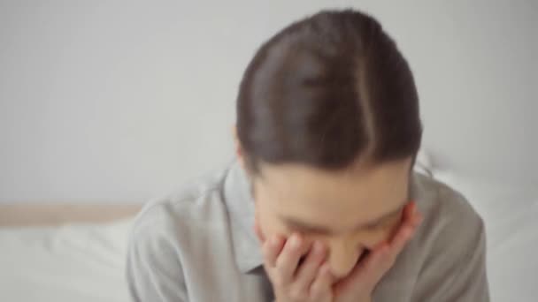 Vrolijk Jong Vrouw Bedekking Gezicht Terwijl Lachen Thuis — Stockvideo