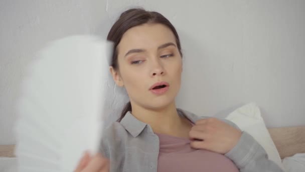 Jong Brunette Vrouw Zwaaien Hand Ventilator Terwijl Het Lijden Van — Stockvideo