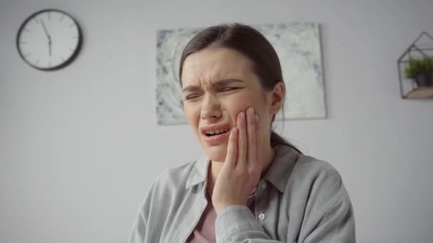 Молода Жінка Торкається Щоки Страждаючи Від Зубного Болю Ліцензійні Стокові Відео
