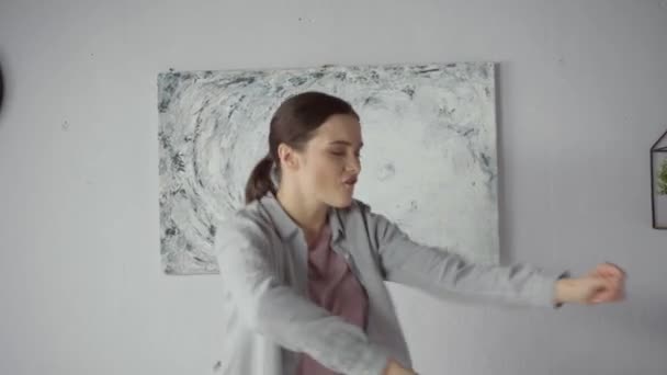 Mujer Joven Bailando Cantando Dormitorio Moderno — Vídeo de stock