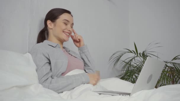 Feliz Joven Mujer Teniendo Videollamada Dormitorio — Vídeo de stock