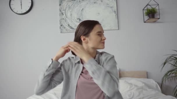 Молодая Брюнетка Женщина Пытается Снять Резинку — стоковое видео