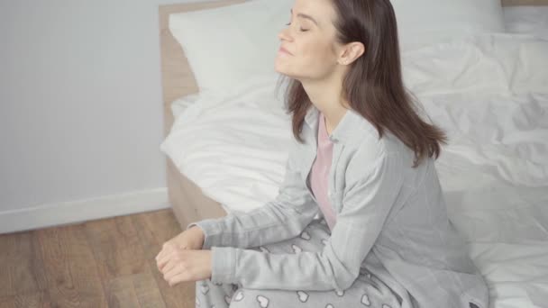 Хвилююча Жінка Піжамі Чекає Результат Тесту Вагітність Спальні — стокове відео