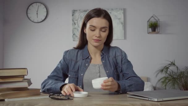 Mujer Joven Que Aplica Crema Cosmética Las Manos Cerca Computadora Video de stock