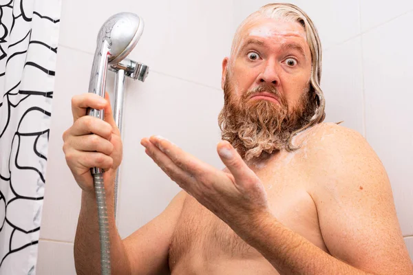 Verwirrt Steht Der Nasse Seifige Bärtige Mann Der Badewanne Die — Stockfoto