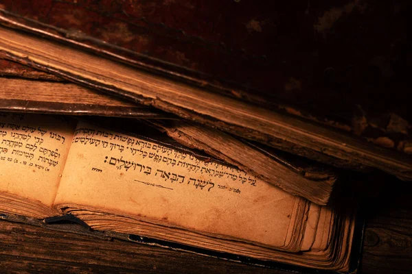 Старые Изношенные Еврейские Книги Открытой Странице Махзора Традиционной Еврейской Молитвой — стоковое фото
