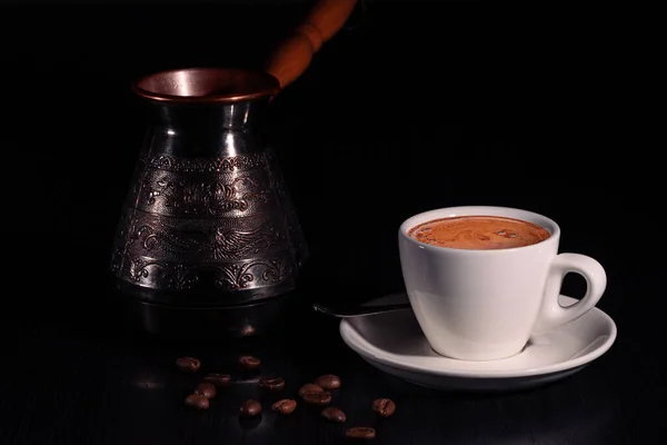 Weiße Tasse Kaffee Cezve Aus Kupfer Und Kaffeebohnen Auf Schwarzem — Stockfoto