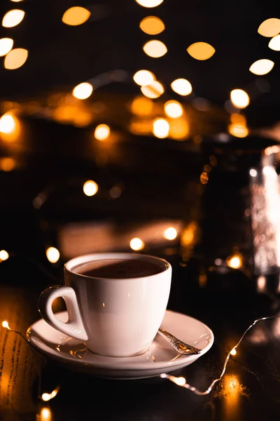 Tasse Blanche Café Sur Fond Bois Foncé Dans Des Lumières — Photo