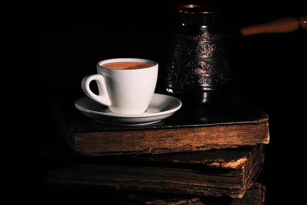 Taza Blanca Café Cobre Cezve Pila Viejos Libros Mala Calidad — Foto de Stock