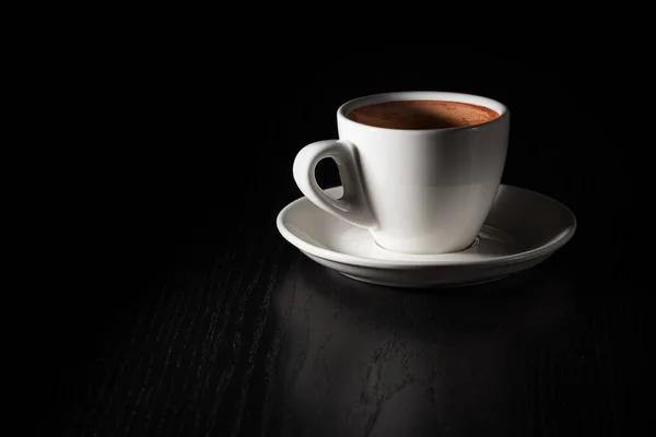 Una Taza Café Sobre Una Mesa Madera Negra Copa Porcelana — Foto de Stock