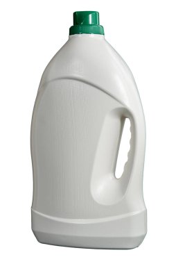 Boş çamaşır deterjanı şişesi ya da beyaz arka planda izole edilmiş yumuşatıcı. Yeşil kapaklı plastik beyaz şişe. Model