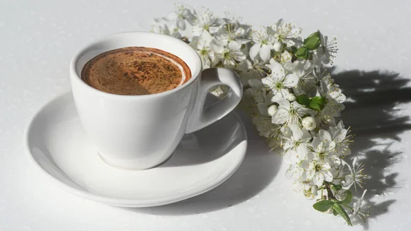 Weiße Tasse Kaffee Und Frühlingsblühender Zweig Mit Weißen Blumen Auf — Stockfoto