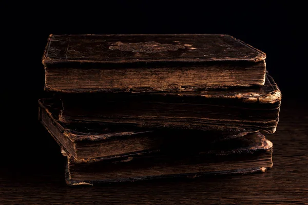 Куча Старых Потрепанных Еврейских Книг Кожаных Переплетениях Темноте Крупный План — стоковое фото