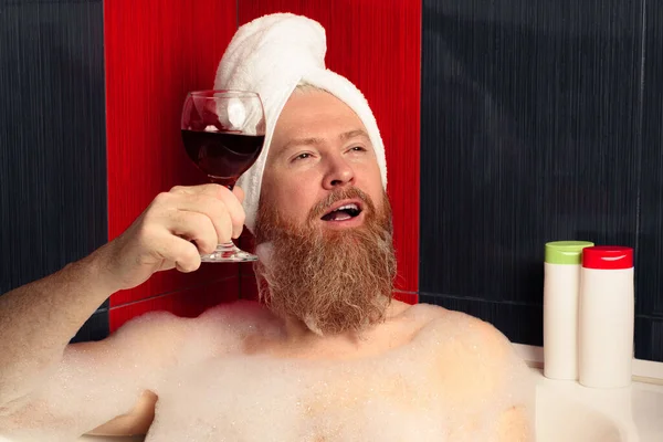 목욕을 베어링 머리에 터번을 남자가 안개낀 욕조에서 포도주 잔으로 긴장을 — 스톡 사진