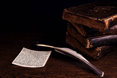 Mezuzah ve yahudi duası Shema Yisrael İbranice İncil 'in emirlerini yerine getirmek için, tüy ve bir yığın eski Yahudi kitabı. Alçak tuş