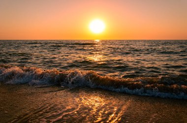 Denizin üzerinde gün doğumu. Sabah güneşinde güzel deniz manzarası