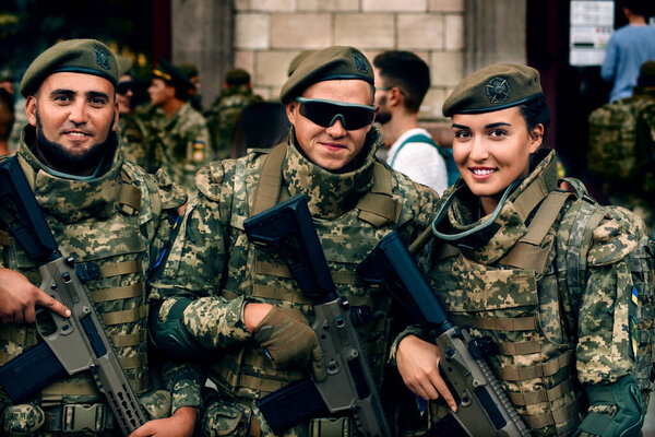 Киев, Украина - 20 августа 2021 года: Репетиция военного парада по случаю 30-летия Независимости Украины. Украинские солдаты в военной форме на улице Крещатик