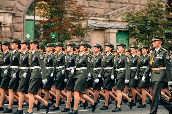 우크라이나 키예프 2021 우크라이나 기념일에 열병식을 거리를 행진하는 군인들 — 스톡 사진